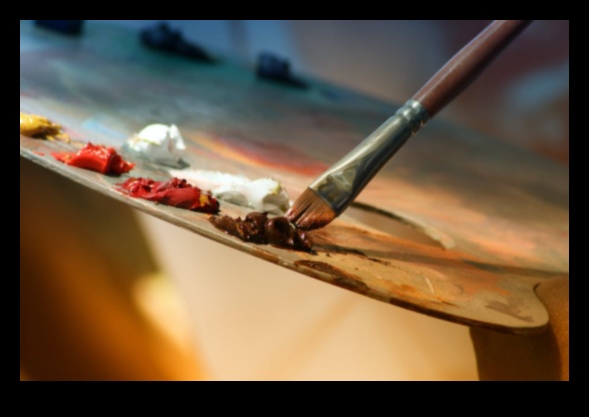 Mākslīgās patiesības: reālisma pastāvīgā nozīme mūsdienu mākslā