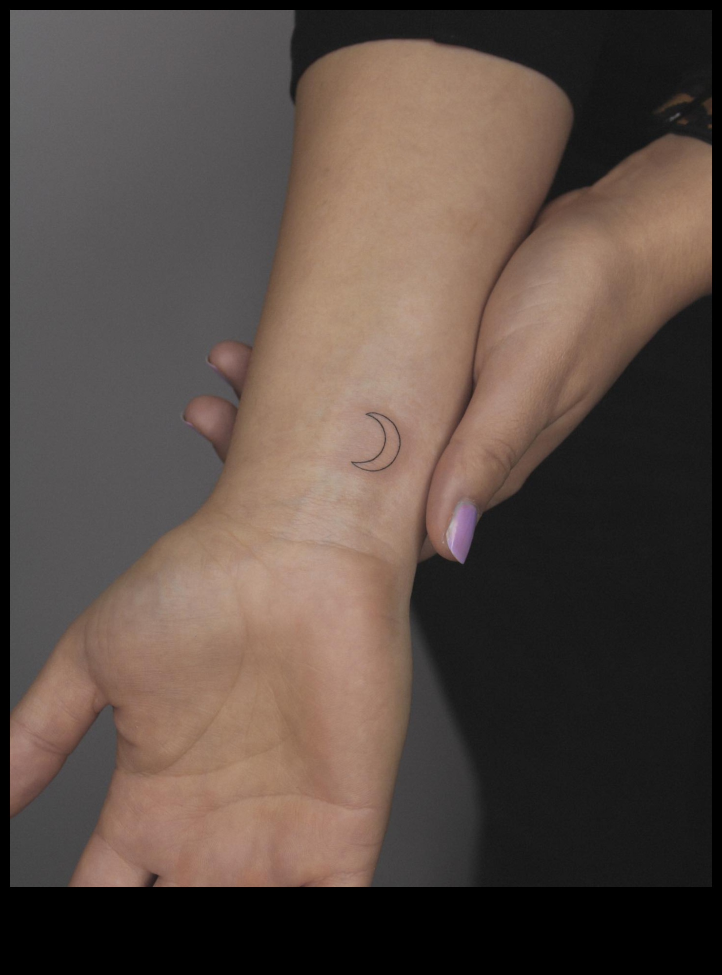 Smalks šarms: eleganti plaukstas tetovējumi katrai gaumei