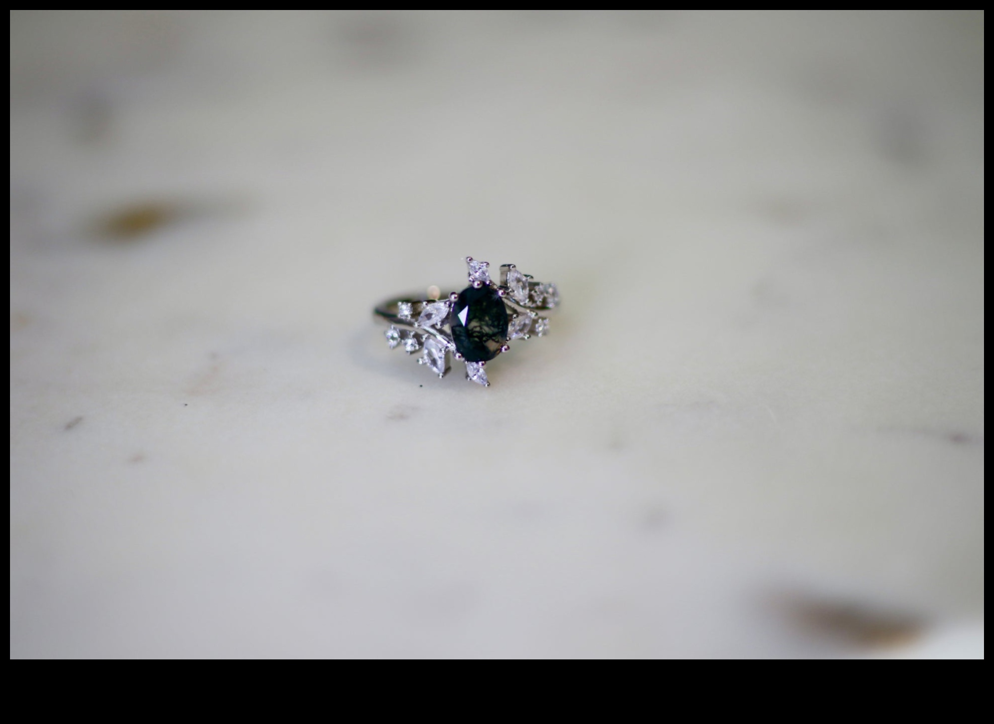 Whispers of whimsy: aptveriet rotaļīgumu ar mūsu dīvainības iedvesmotajiem gredzeniem