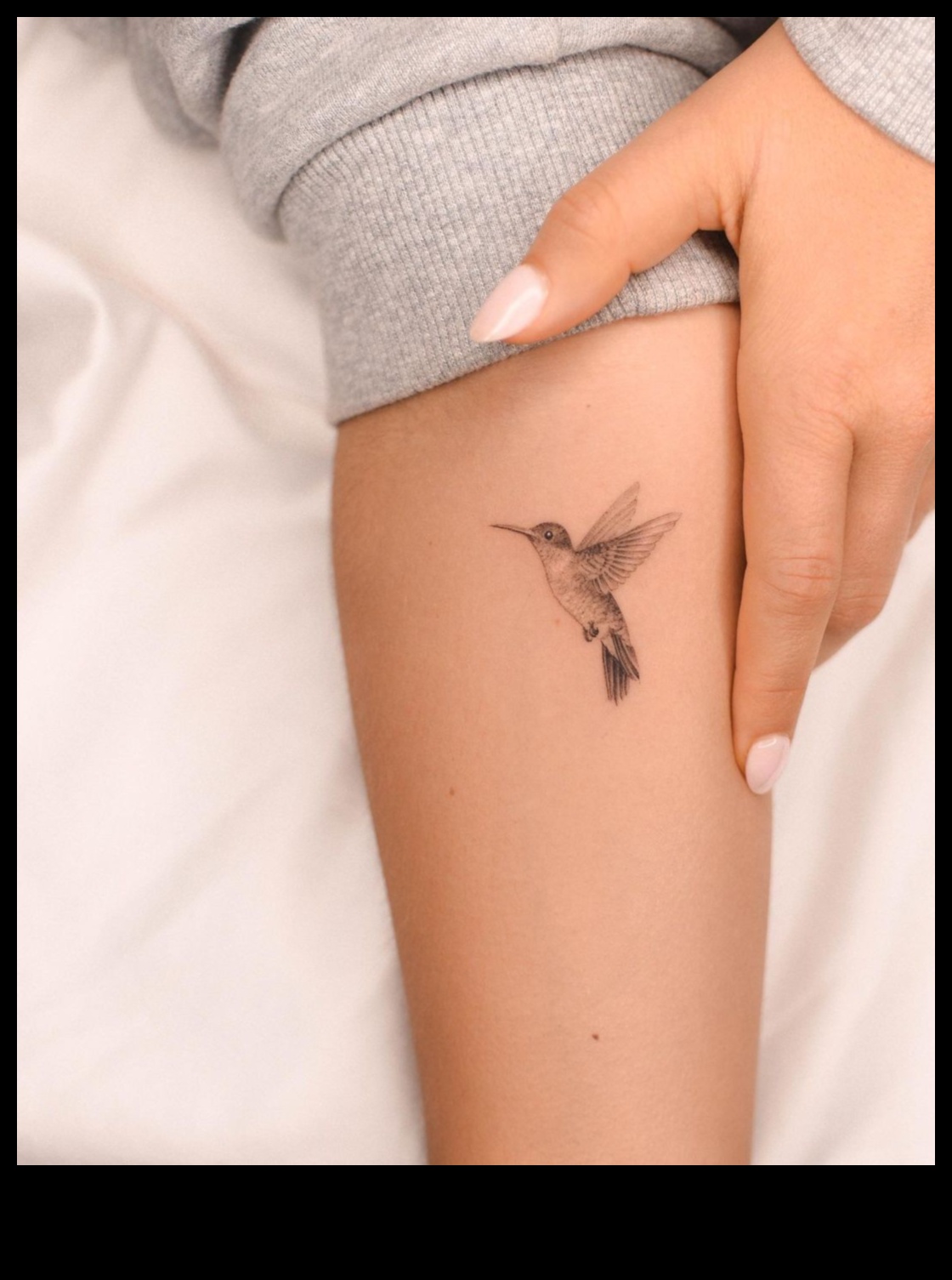 Savdabīgi čuksti: rotaļīgs un vieglprātīgs tetovējumu dizains