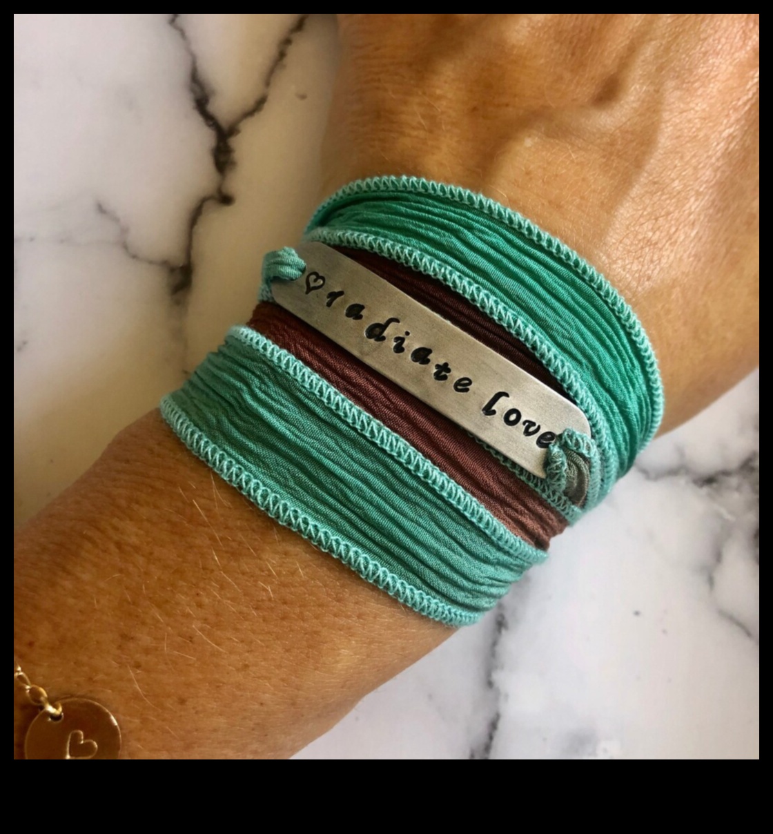 Starojoša romantika: ļaujiet mīlestībai mirdzēt ar mūsu romantisko aproču kolekciju