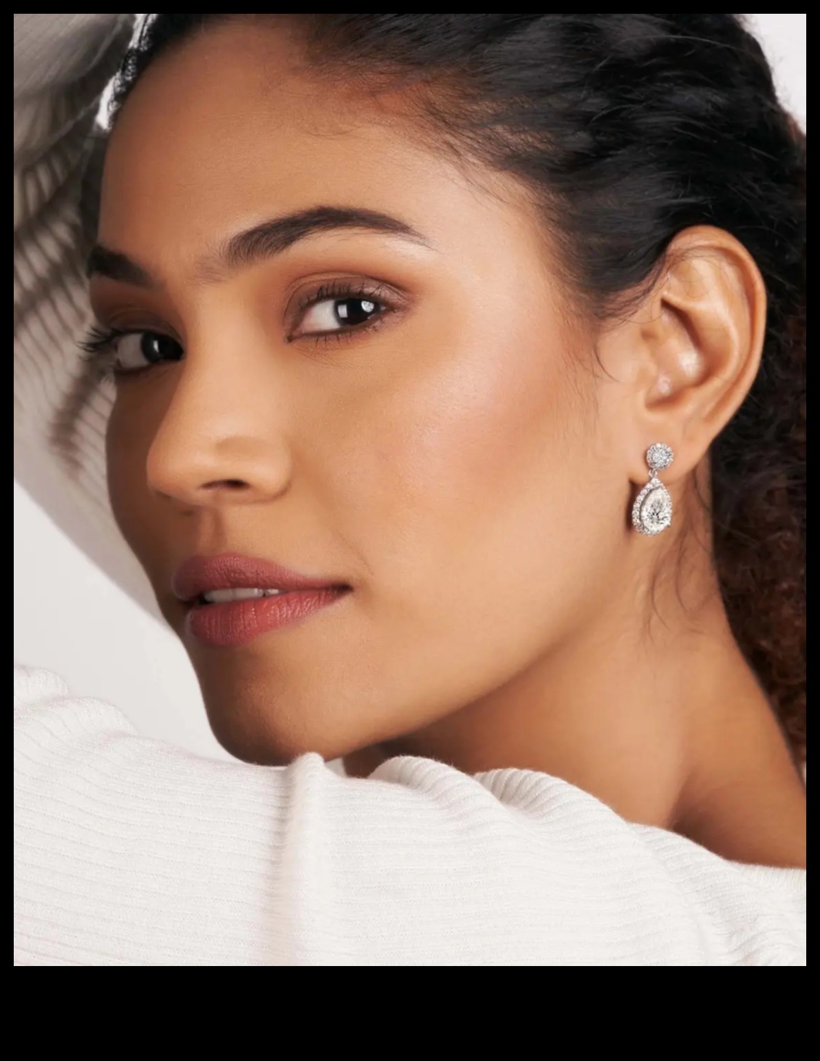 Mūžīgā elegance: mūžīgs skaistums katrā mūsu auskaru pārī