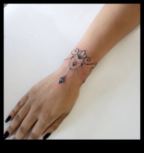 Smalks šarms: eleganti plaukstas tetovējumi katrai gaumei