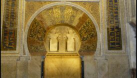 Katedrāles kaligrāfija: mākslinieciskais raksts gotiskajos uzrakstos