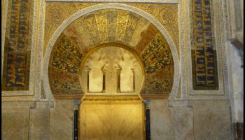 Katedrāles kaligrāfija: mākslinieciskais raksts gotiskajos uzrakstos