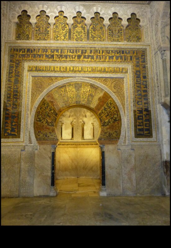 Katedrāles kaligrāfija: mākslinieciskais raksts gotiskajos uzrakstos