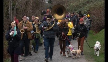 Kucēnu rotaļu parāde: maršēšanas grupas jautrība suņiem