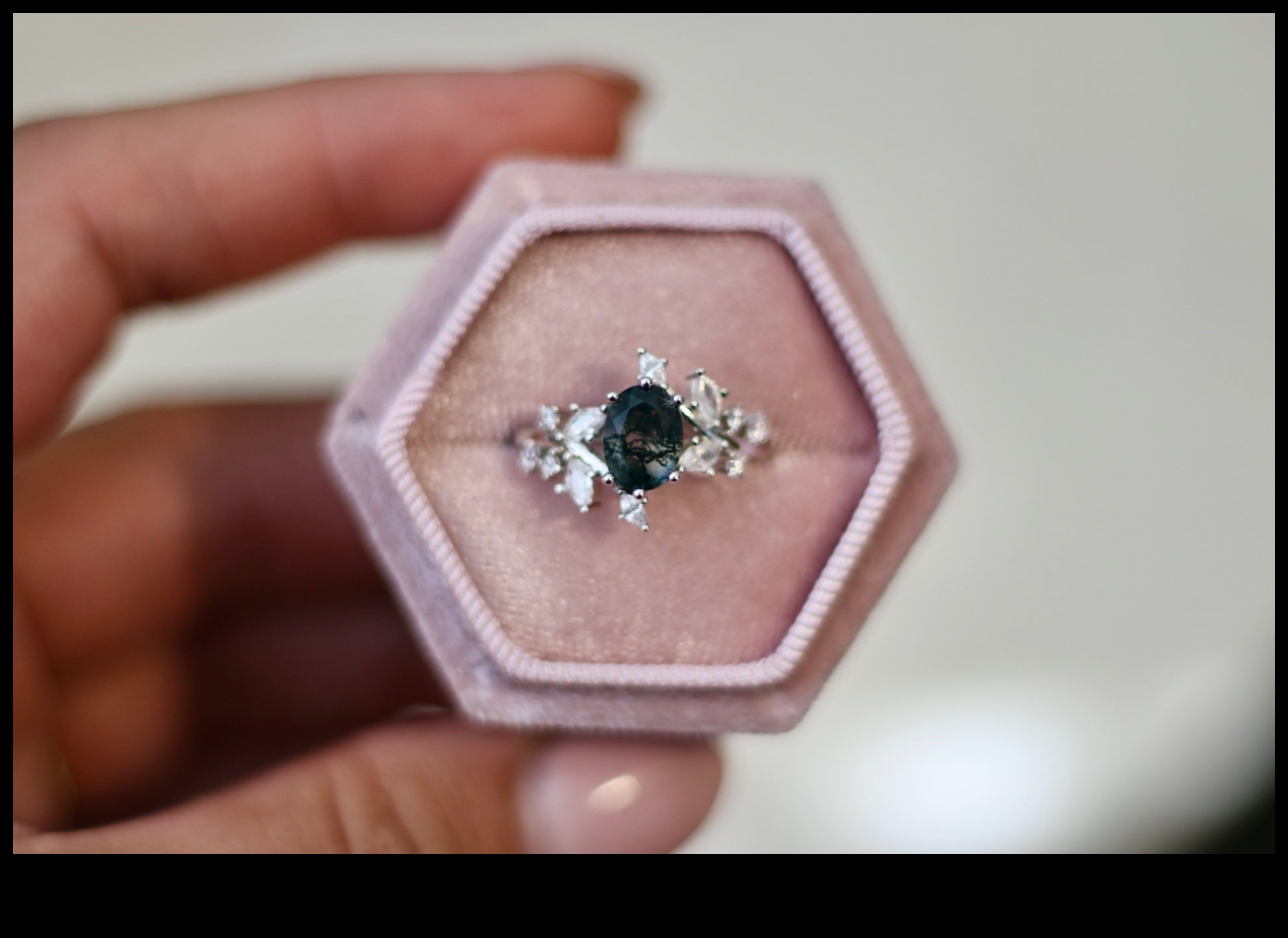 Whispers of whimsy: aptveriet rotaļīgumu ar mūsu dīvainības iedvesmotajiem gredzeniem